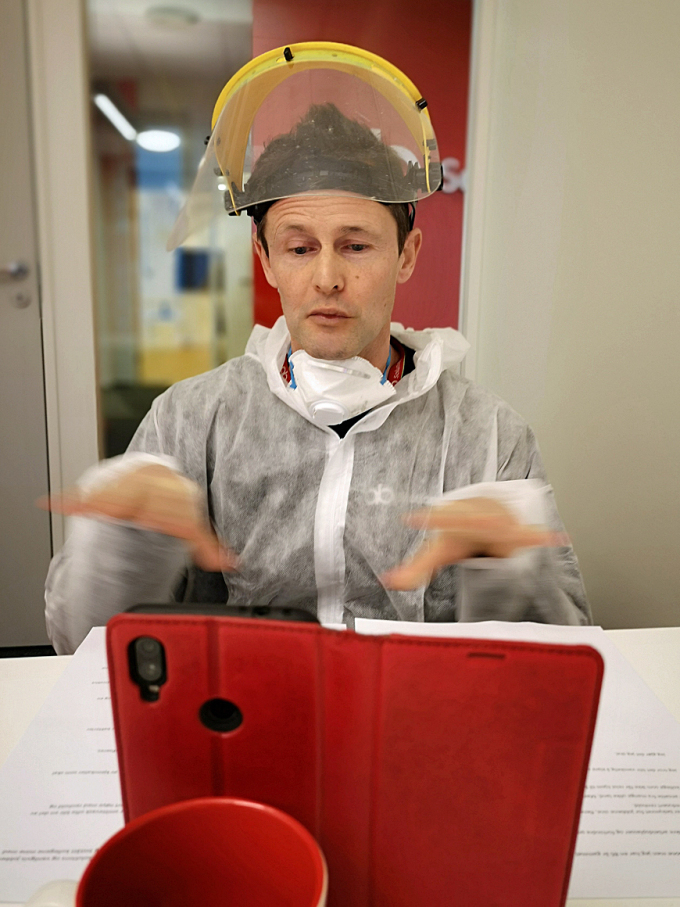 Angus McGunnigle var med på videomøte med Kronprinsen i fullt smittevernutstyr. Foto: Stina Bergsten, Norsk Arbeidsmandsforbund