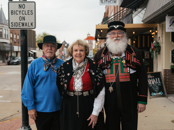 Decorah ble et samlingspunkt for norske innvandrere. Mange av byens innbyggere møtte opp i bunader under markeringen av den norsk-amerikanske historien. Foto: Ola Vatn, Det kongelige hoff 