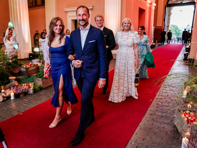 Ávvudeaddjit olleba festii ovttas Prinseassa Ingrid Alexandraina ja Prinsa Sverre Magnusiin. Govven: Stian Lysberg Solum / NTB

