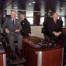 Gonagas Harald ja Prinsa Charles fitnamin dutkanfatnasis M/V Brennholm (Govva: Stian Lysberg Solum / Scanpix)