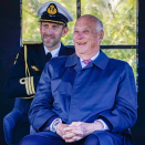 Kong Harald følger programmet ved utescenen i Kykjeparken. Foto: Lise Åserud, NTB
