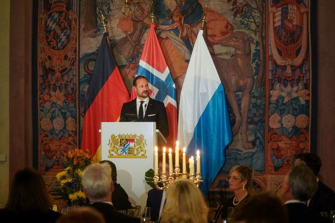 “The program for our visit here in Bayern is diverse – and reflects the time we live in: We need military defence for the protection of our freedom, values and borders – and we need culture for our protection and development as human beings” sa Kronprins Haakon da han talte under middagen mandag kveld. Foto: Simen Løvberg Sund, Det Kongelige Hoff 
