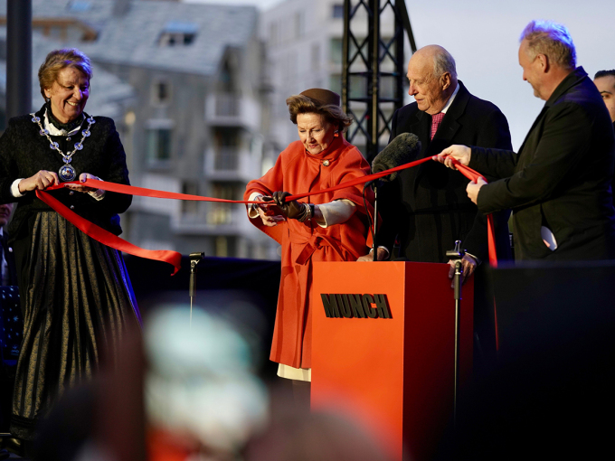 Sátnejođiheaddji Marianne Borgen ja gávpotráđđejođiheaddji Raymond Johansen doalaiga goappatge báddegeažis go Gonagasbárra rabai MUNCHA. Govva: Simen Løvberg Sund, Gonagaslaš hoavva