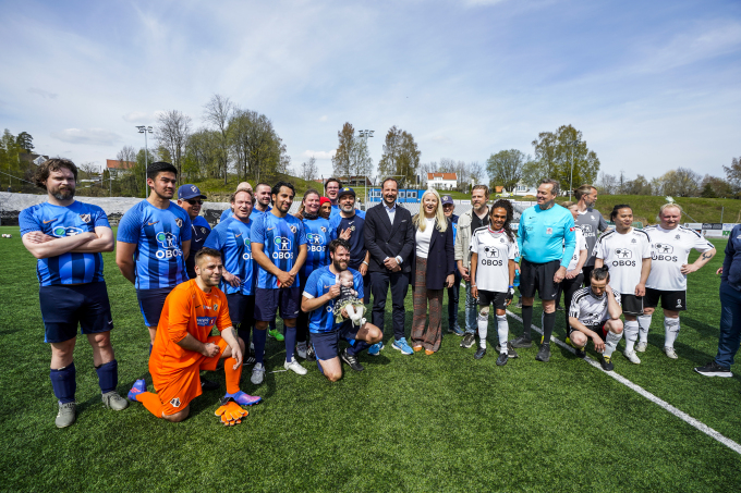Det ble felles lagfoto etter kampen. Foto: Lise Åserud / NTB