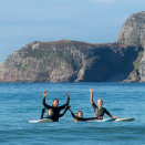 Kronprinsfamilien surfer i Hoddevik. Handoutbilde fra Det kongelige hoff publisert 07.10.2017. Bildet er kun til redaksjonell bruk - ikke for salg. Foto: Fjordlapse Photography, Det kongelige hoff.