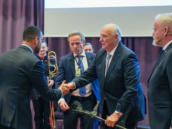 Kong Harald gratulerer NRKs Yama Wolasmal med Sønstebyprisen for 2025. Foto: Liv Anette Luane, Det kongelige hoff