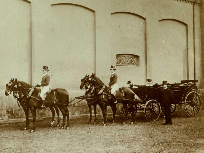 Oppstilt i Stallgården. Foto: De kongelige samlinger