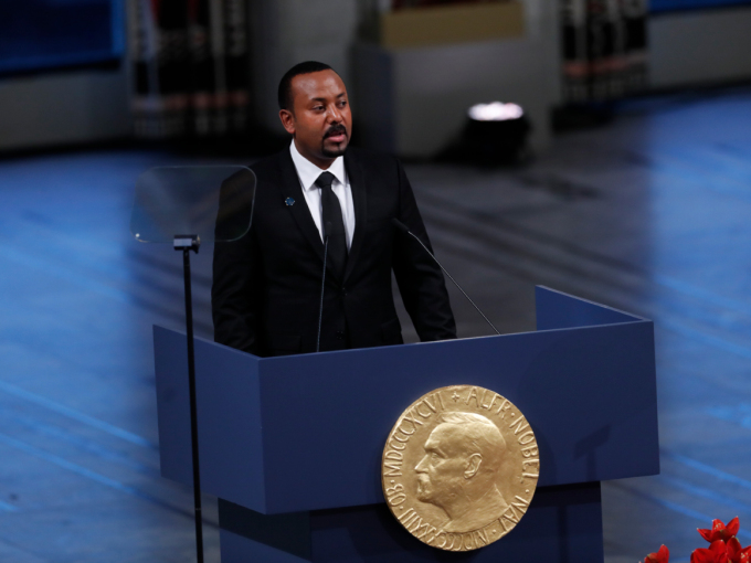 Abiy Ahmed šattai duos dás ain bisánit, go guldaleaddjit gaskkalduhtte su Nobelsártni giehtadoaškumiin. Govva: Terje Bendiksby / NTB scanpix