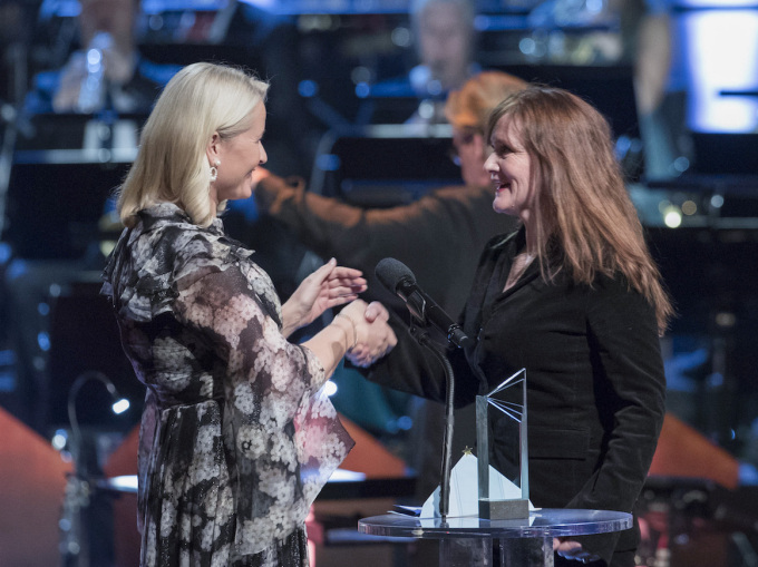 Ruvdnaprinseassa Mette-Marit sávvá lihku Islándda girjáčállái Auður Ava Ólafsdóttir Davviriikkaid Ráđi girjjálašvuođabálkkašumiin 2018. Govva: Terje Pedersen / NTB Scanpix