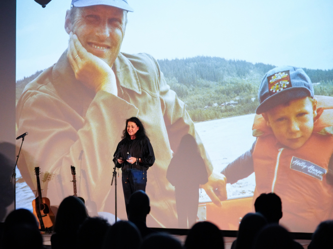– Når vi vandrer gjennom denne utstillingen, la oss reflektere hvordan Norge har forandret seg gjennom disse hundre årene, sa fotograf Lise Åserud under åpningen. Foto: Terje Bendiksby / NTB
