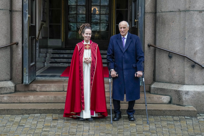 Kong Harald og biskop Sunniva Gylver utenfor Oslo domkirke. Foto: Fredrik Varfjell, NTB