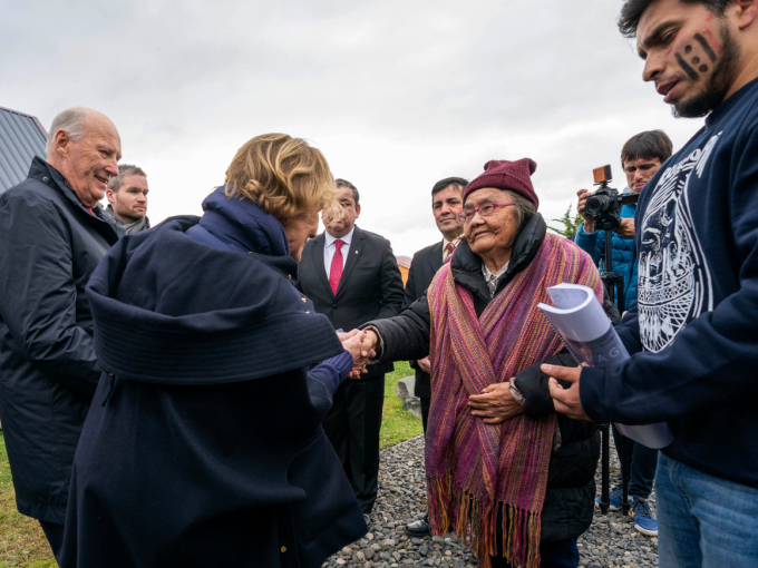 Kongeparet fikk møte «Abuela» (bestemor). Hun er over 90 år gammel og den siste av urfolket som snakker språket yagán. Foto: Heiko Junge, NTB scanpix