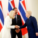 Mátkki nuppi beaivvi guossástalle sii Litauena. Ruvdnaprinsabára vuostáiváldá Presideanta Dalia Grybauskaitė. Govva: Lise Åserud / NTB Scanpix