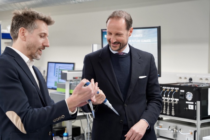 I laboratoriet analyserte Kronprinsen, saman med forskar Hans Christian Steen-Larsen, isprøvene som vart henta ut under kryssinga av grønlandsisen i mai i fjor. Foto: Sara Svanemyr, Det kongelege hoffet