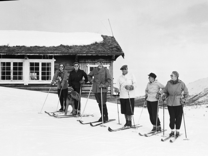 Kongefamilien samlet til påskerennet i Sikkilsdalen: Prinsesse Ragnhild, Prinsesse Astrid, Kong Haakon, Kronprins Olav, Prins Harald og Kronprinsesse Märtha utenfor Prinsehytta (1950). Foto: Jan Stage NTB / Scanpix