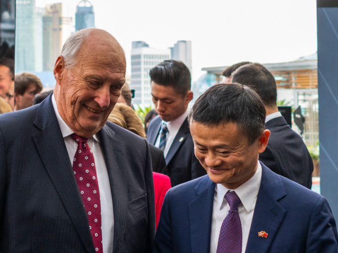 Gonagas Harald ja Jack Ma. Govva: Tim Haukenes