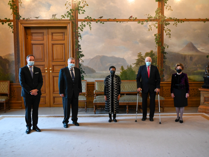 Ruvdnaprinsa Haakon, Dmitrij Muratov, Maria Ressa, Gonagas Harald ja Dronnet Sonja Šloahta Loddelanjas. Govven: Sven Gj. Gjeruldsen, Gonagaslaš hoavva.