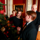 Den 19. desember var det julefotografering på Slottet. Kongeparet, Kronprinsparet, Prinsesse Ingrid Alexandra og Prins Sverre Magnus var samlet om juletreet i Røde salong. Foto: Lise Åserud, NTB scanpix