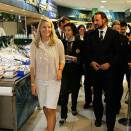 Ruvdnaprinsabárra beasai máistet norgga luosa mii lei ráhkaduvvon korea vuogi mielde go finaiga Kim's Mart Supermarkedis Seoulas (Govva: Lise Åserud, Scanpix)