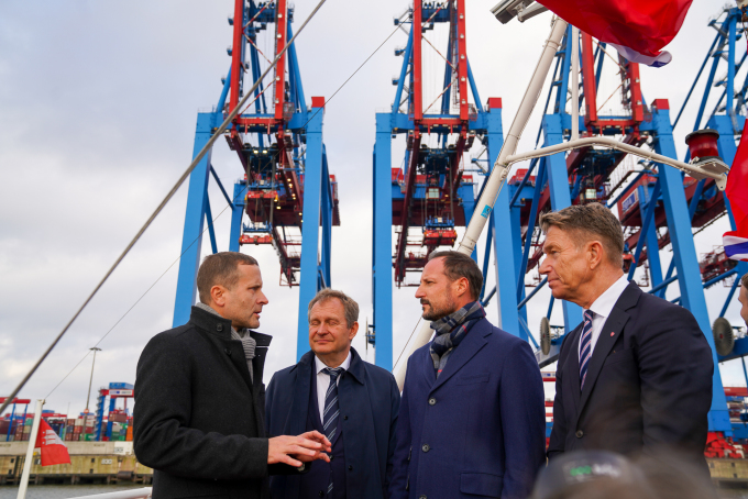 Samarbeid for å oppnå en mer grønn maritim skipsfart var tema under besøket til Hamburg havn - Europas nest største havn. Foto: Simen Løvberg Sund, Det kongelige hoff