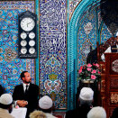 26.07: Ruvdnaprinsa Haakon ja olgoritministtar Jonas Gahr Støre gullamin imam Najeeb Naz muitobottus mii lágiduvvui Åkebergveien moskeas (Govva: Erlend Aas / Scanpix)