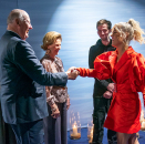Guovttes geat leigga mielde guoimmuheamen mállásiid oktavuođas leigga artisttat Alan Walker ja Julie Bergan. Govva: Heiko Junge / NTB Scanpix