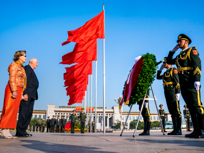 Statsbesøk til Kina 2018. Kongen og Dronningen legger ned krans ved Monumentet for folkets helter på Den himmelske freds plass før møte med President Xi Jinping og Kinas førstedame, Peng Liyuan.. Foto: Heiko Junge, NTB scanpix