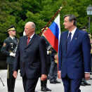 Gonagas ja Presideanta inspisereba gudnigardena (Govva: Srdjan Zivulovic, Reuters / Scanpix)  