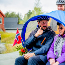 Ruvdnaprinsa Haakon loahpahii guossástallanmátkki Lom suohkanis báikkálaš dearvvašvuođasiiddas, gos vuorasolbmot besset sihkkelastit. Govva: Stian Lysberg Solum / NTB scanpix