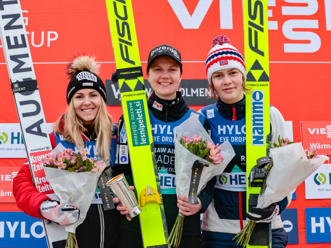 Topp tre etter Raw Air-finalen: Chira Kreuzer fra Østerrike kom på andreplass, Ema Klinec fra Slovenia vant og Anna Odine Strøm fra Norge ble nummer tre. Foto: Geir Olsen / NTB