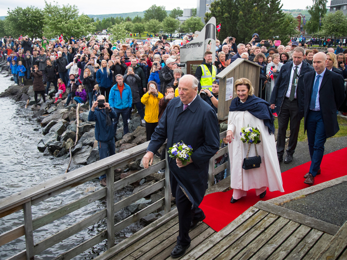 Avreise fra Gjøvik. Nå setter Kongeparet kursen for Lillehammer. Foto: Heiko Junge, NTB scanpix.