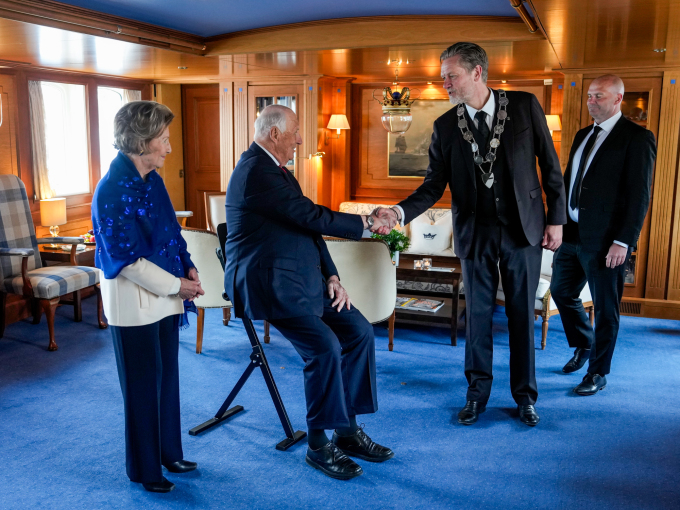 Kong Harald og Dronning Sonja ynskjer lokalstyreleiar Terje Aunevik velkommen til mottaking. Foto: Cornelius Poppe / NTB