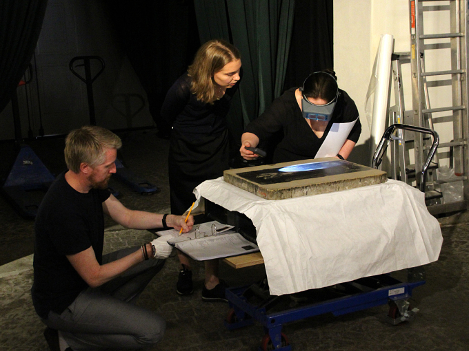 Ansatte ved Munchmuseet og De kongelige samlinger i arbeid med å montering av utstillingen. Foto: Liv Osmundsen, Det kongelige hoff