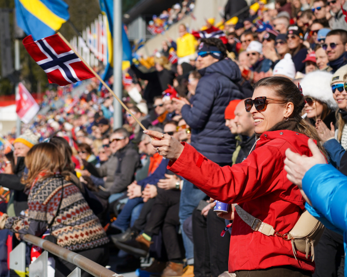 Folkefest i Holmenkollen under skifestivalen laurdag. Foto: Liv Anette Luane, Det kongelege hoffet