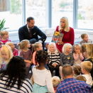 Kronprinsen og Kronprinsessen leser fra barneboken om Jakob og Neikob på biblioteket i Grong. Foto: Berit Roald / NTB scanpix
