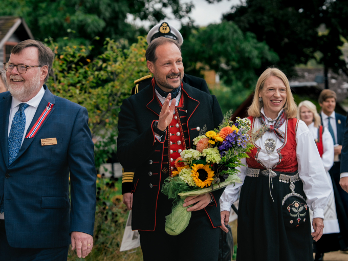 Kronprins Haakon besøker gatefestival og det norsk-amerikanske museet Vesterheim i Decorah, her i følge med ambassadør Anniken Huitfeldt. Foto: Ola Vatn, Det kongelige hoff