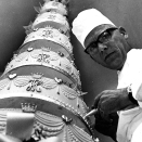 2,5 meter bryllupskake er pyntet. Foto: NTB / scanpix