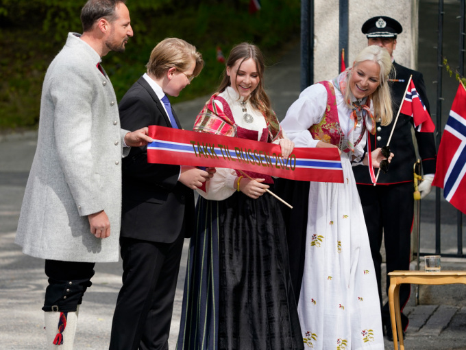 Ruvdnaprinsabearrašis lei fárus banner ruoššaide – giitun sidjiide dan ovddas go leat čuvvon njoammunsuodjaleami rávvagiid . Govva: Lise Åserud, NTB scanpix