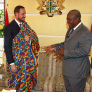 Ruvdnaprinsa Haakon ja Ruvdnaprinseassa Mette-Marit oa&#269;&#269;uiga goabbáge ie&#158;aska kente biktasa várrepresideantta John Dramani Mahama deaivvadeami oktavuo&#273;as (Govva: Lise Åserud / Scanpix)