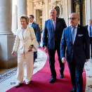 Gonagasbárra ja olgoriikaministtar Jorge Faurie ollemin ealáhusseminárii mii álggahii stáhtaguossástallama nuppi beaivvi. Govva: Heiko Junge / NTB scanpix