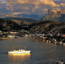 Kongeskipet passerer Måløy i Sogn og Fjordane med sjøklippen Hornelen i bakgrunnen, juli 2016. Foto: Ivar Strømmen