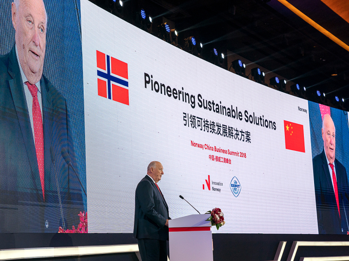 Gonagas Harald rabai ealáhuskonferánssa Beijingas. Govva: Heiko Junge, NTB Scanpix