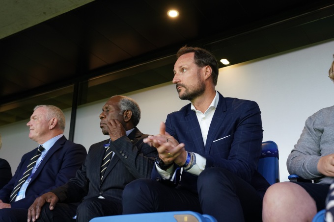 Kronprinsen følgde spent med på kampen frå tribunen på Stade Océane. Foto: Det kongelege hoffet