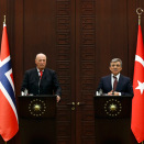 Gonagas Harald ja Presideanta Abdullah Gül lágideigga oktasa&#154; preassadeaivvadeami Presideantagárdimis (Govva: Umit Bektas, Reuters / NTB scanpix)