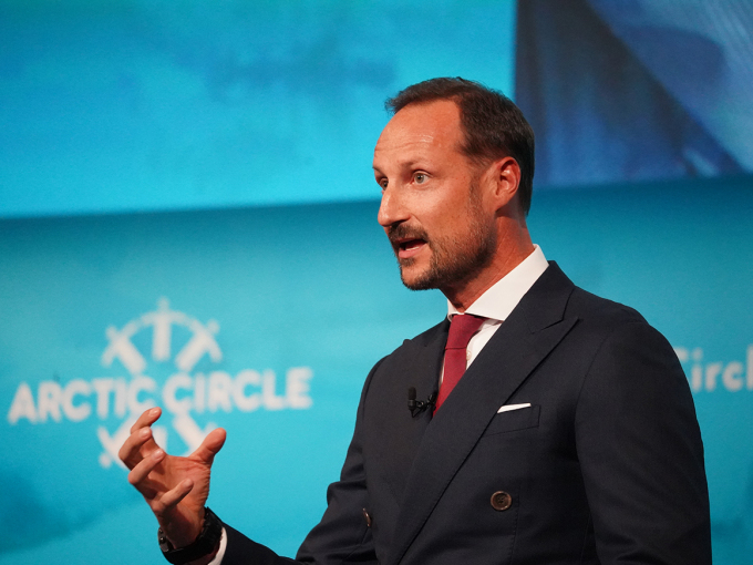 Ruvdnaprinsa Haakon doallá sártni Arctic Circle Assembly rahpamis. Govven: Liv Anette Luane, Gonagaslaš hoavva