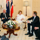 Gonagasbárra  ja stáhtaráđit Tord Lien ja Børge Brende čoahkkimis Generálaguvernørain Peter Cosgrove ja Lady, Cosgrove Government House. Govva: Lise Åserud / NTB scanpix