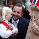Ruvdnaprinsa Haakon humada guvttiin nieidda&#158;iin Ruvdnaprinsabára guossástallanmátkkis Notoddenis (Govva: Knut Falch, Scanpix).