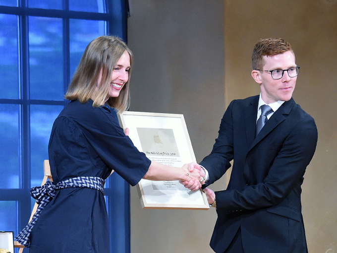 Forsknings- og høyere utdanningsminister Iselin Nybø overrakte Nils Klim-prisen 2019 til filosofen Finnur Dellsén. Foto: Sven Gj. Gjeruldsen, Det kongelige hoff
