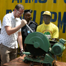Kronprinsen var på et fem dagers besøk til Sierra Leone for UNDP i 2005. Her fikk han ødelegge et av våpnene som er samlet inn fra tidligere opprørere (Foto: Scanpix)
