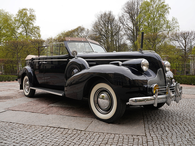 A1 – 1939 Buick Roadmaster – lea eanemus dovddus biila mii gullá Šlohttii. Dat ii leat šat dábálaš anus, muhto sáhttá oidnot erenoamáš oktavuođain. Govven: Gonagaslaš hoavva. 